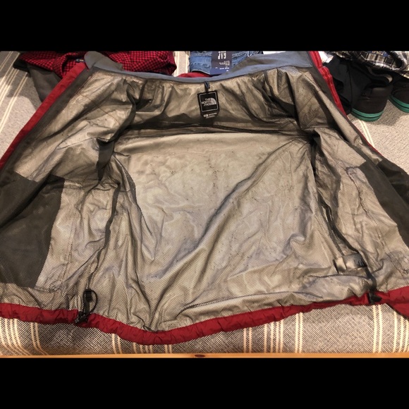 The North Face Mid-weight rain jacket. - Picture 6 of 6
